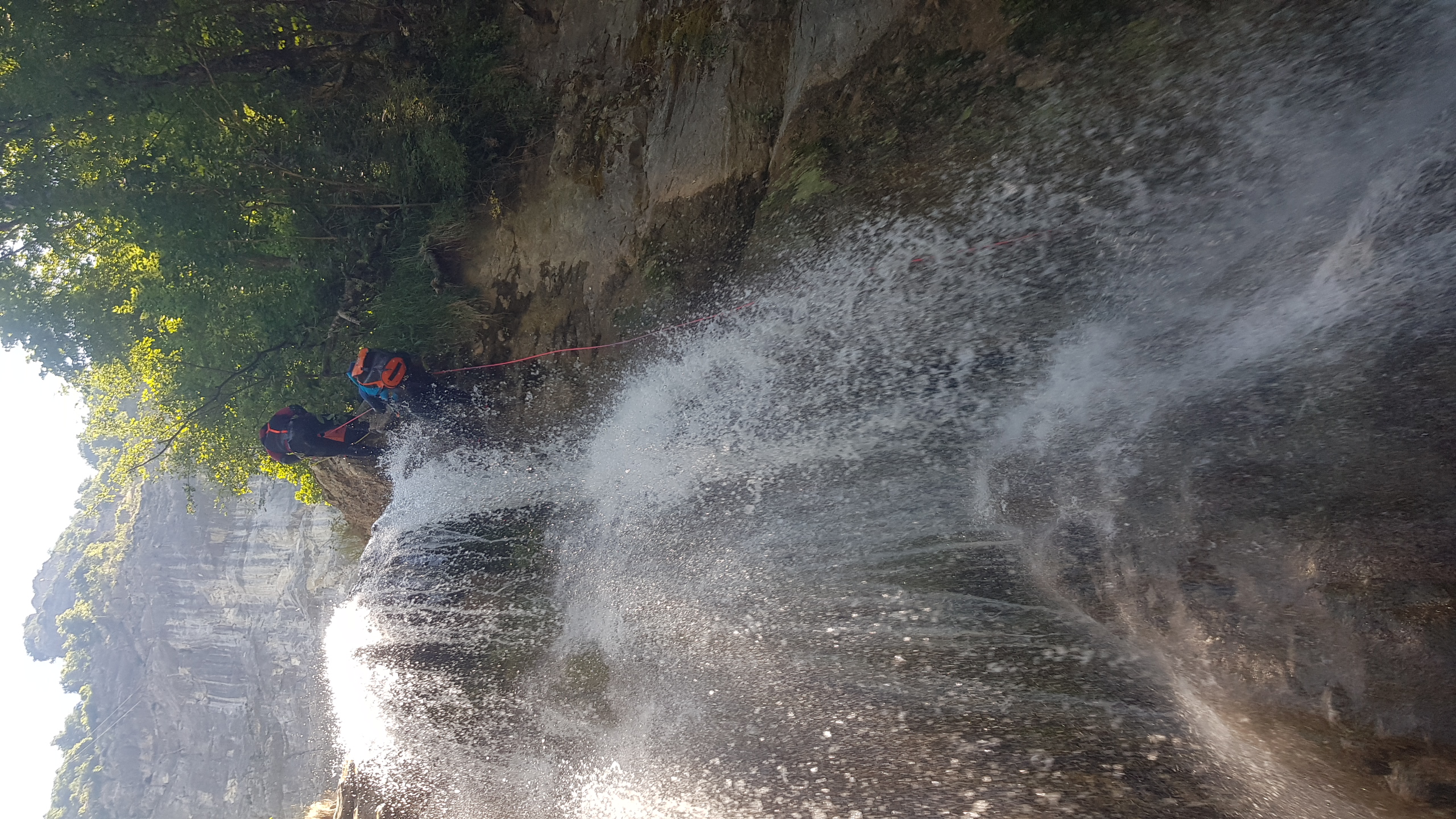 Canyoning aux Écouges - Personnes descendant en rappel une cascade dans le canyon des Écouges, photo par Andrea