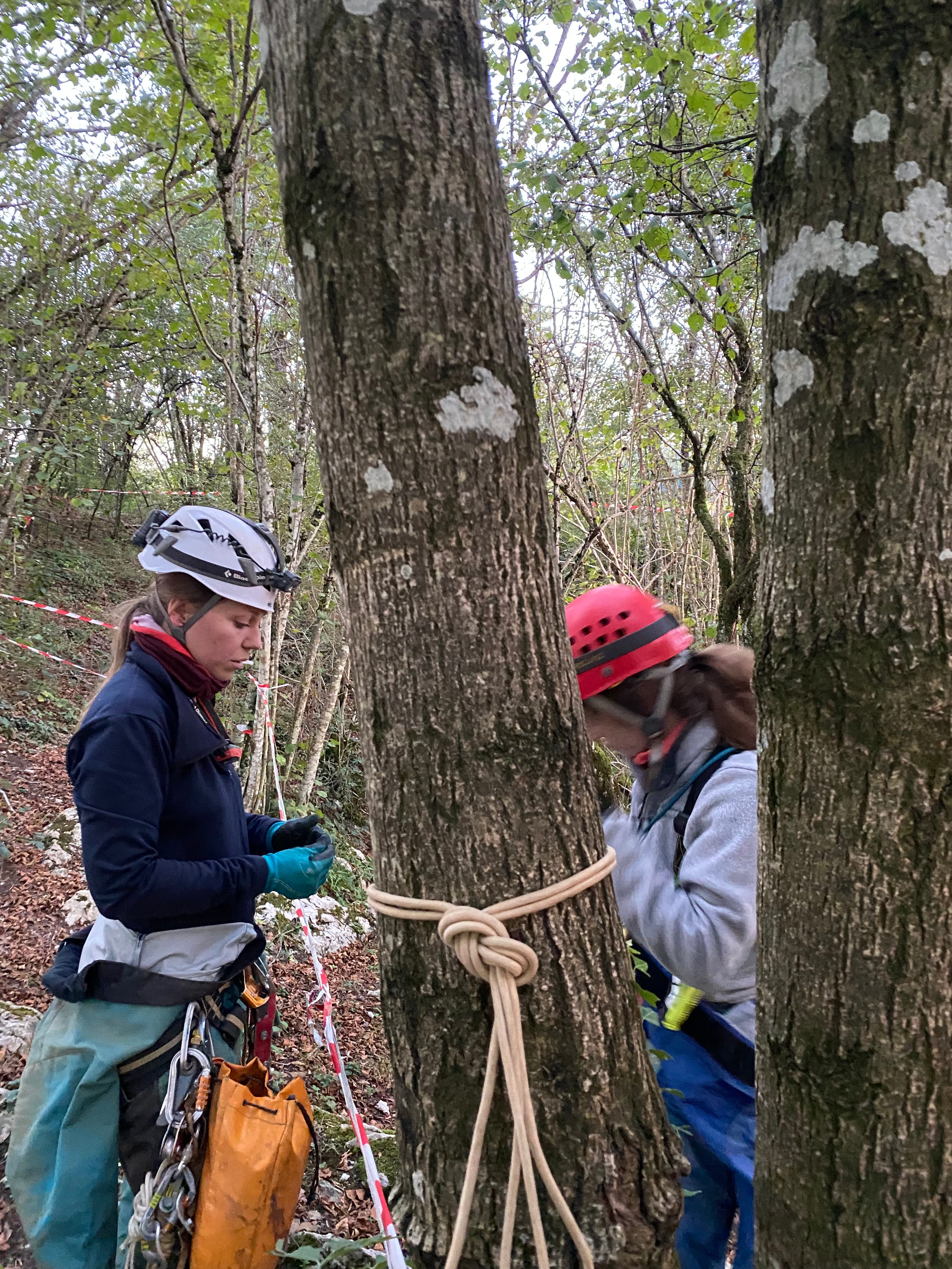 Formation spéléologie - Deux spéléologues en formation, apprenant les techniques de corde en extérieur, photo par Eva Lourau
